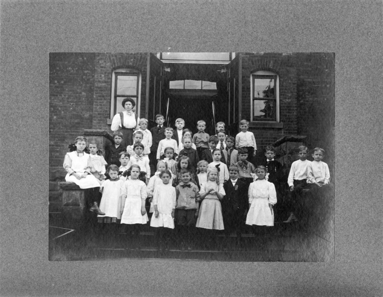 Image:Photo West Denison 1st grade class (Viola Kuchle 2nd row, 5th from left).jpg
